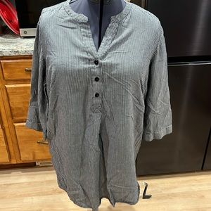 Cute tunic shirt, size 18/20. Hilow hem